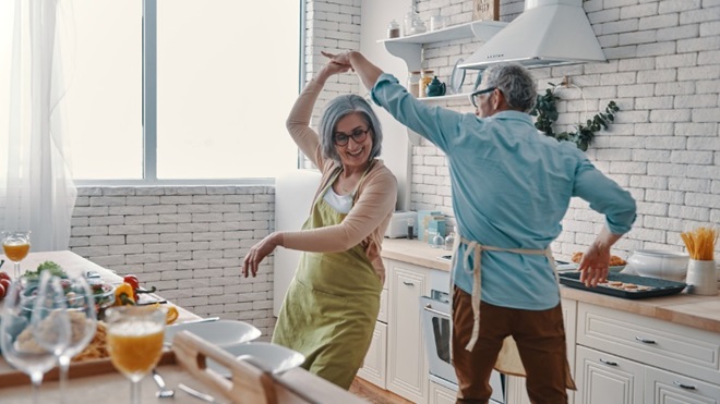 Koppel danst in de keuken